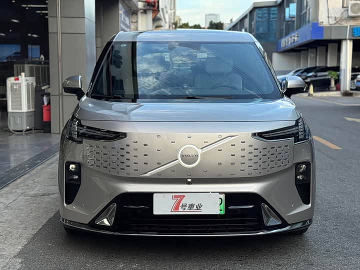 Фото 2 - Volvo EM90