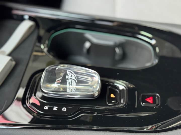 Фото 20 - Volvo EM90