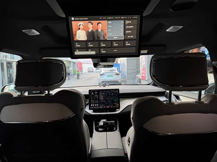 Фото 21 - Volvo EM90