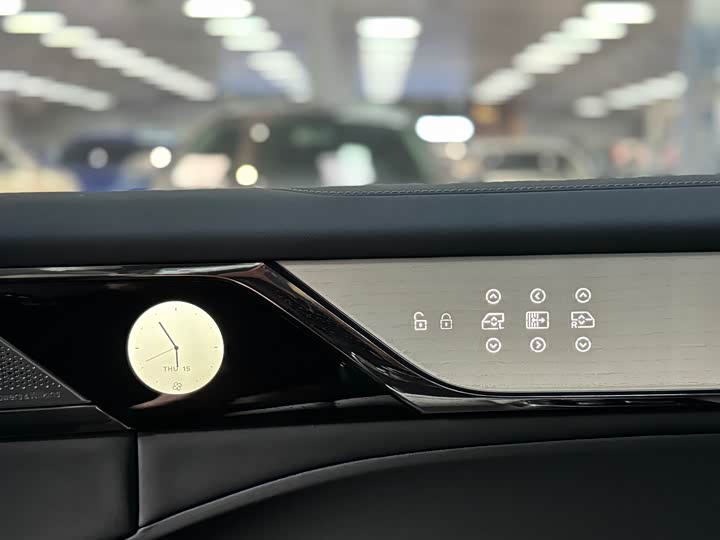 Фото 22 - Volvo EM90