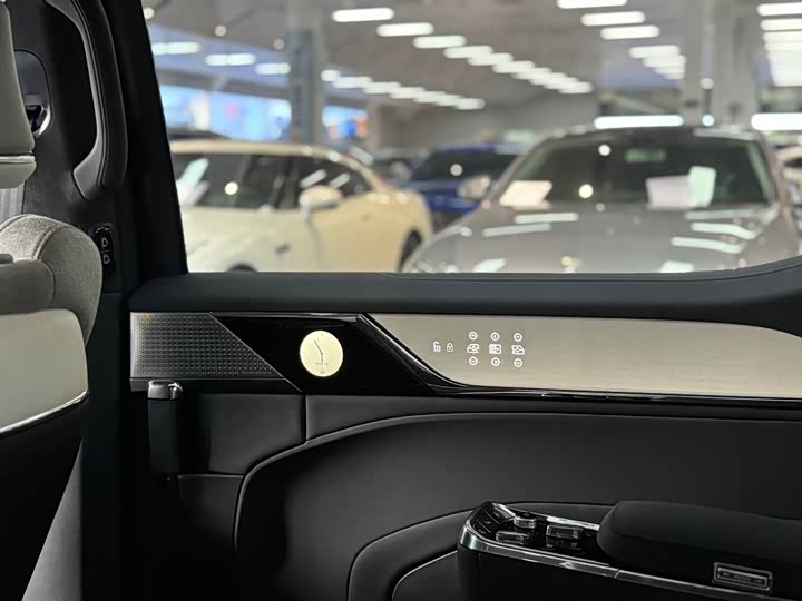 Фото 23 - Volvo EM90