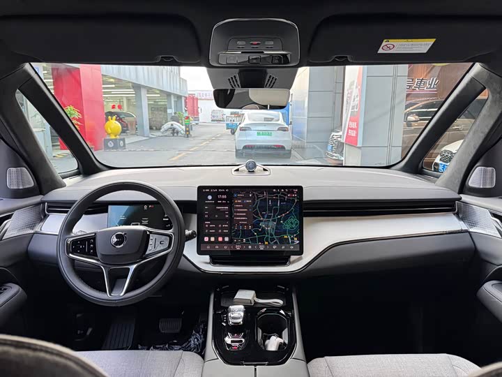 Фото 24 - Volvo EM90