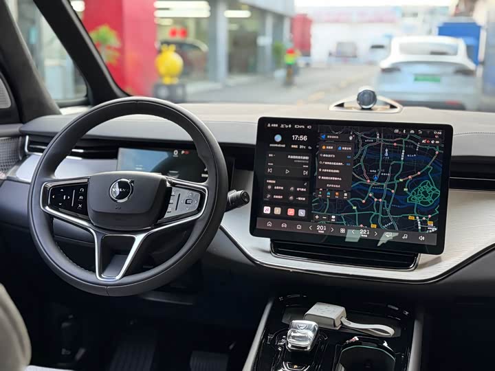 Фото 25 - Volvo EM90