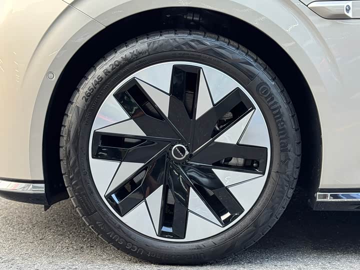 Фото 27 - Volvo EM90