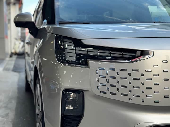 Фото 28 - Volvo EM90