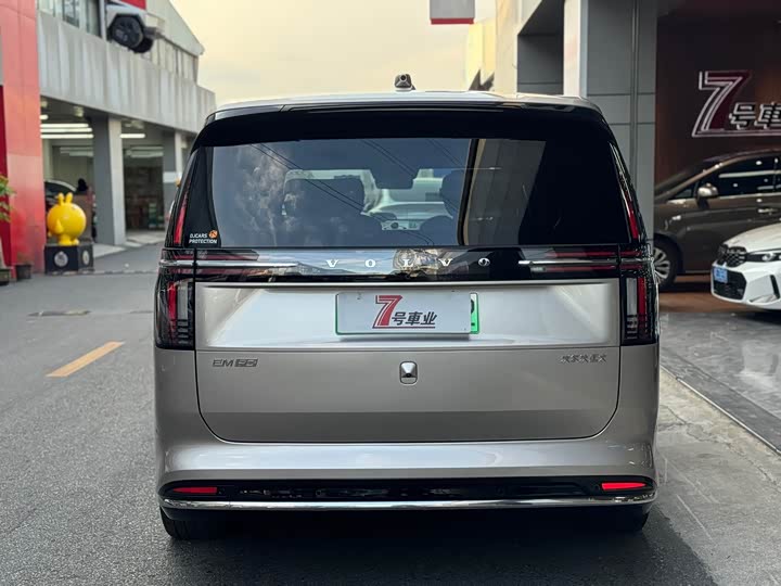 Фото 3 - Volvo EM90