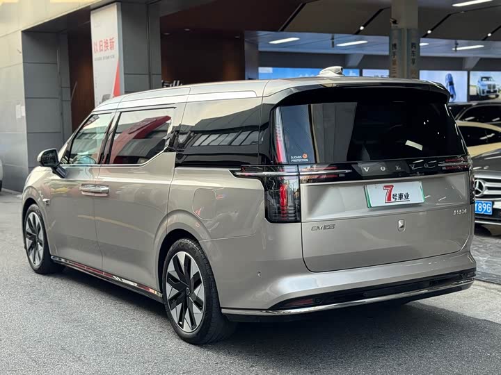 Фото 4 - Volvo EM90