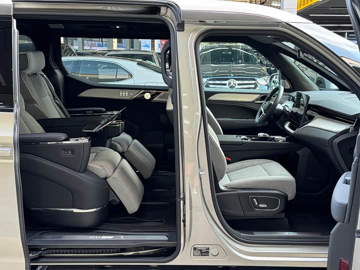 Фото 5 - Volvo EM90