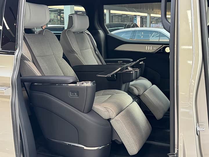 Фото 6 - Volvo EM90