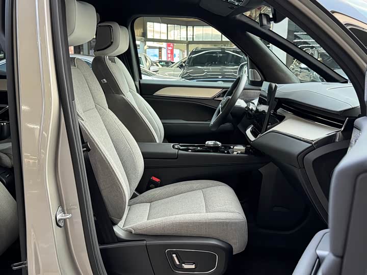 Фото 7 - Volvo EM90