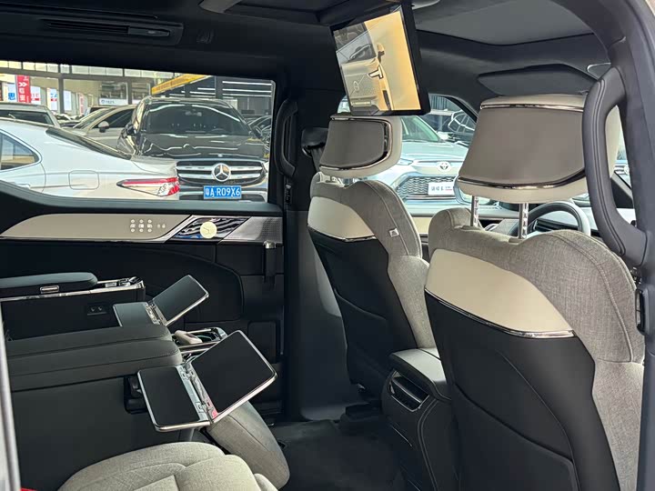 Фото 8 - Volvo EM90