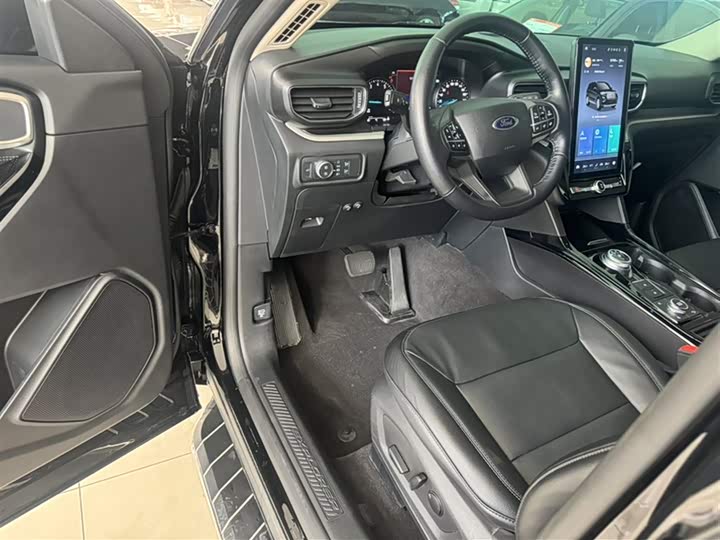 Фото 13 - Ford Explorer