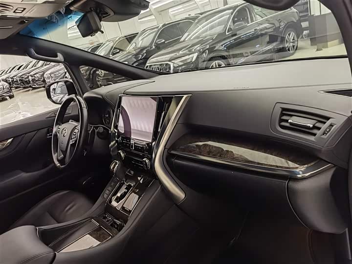 Фото 18 - Toyota Vellfire