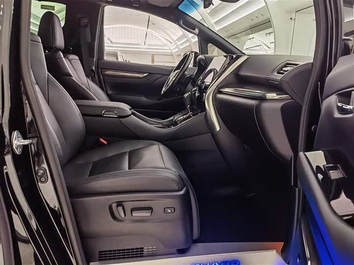 Фото 19 - Toyota Vellfire