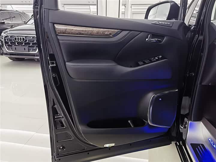 Фото 8 - Toyota Vellfire