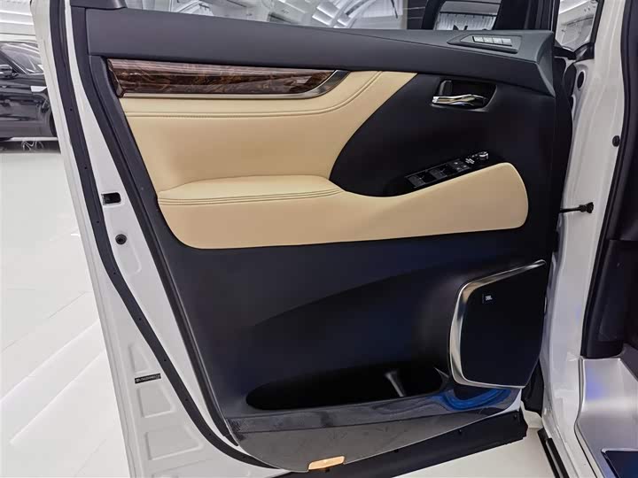 Фото 8 - Toyota Alphard