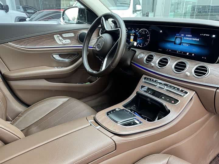 Фото 2 - Mercedes-Benz E-Class