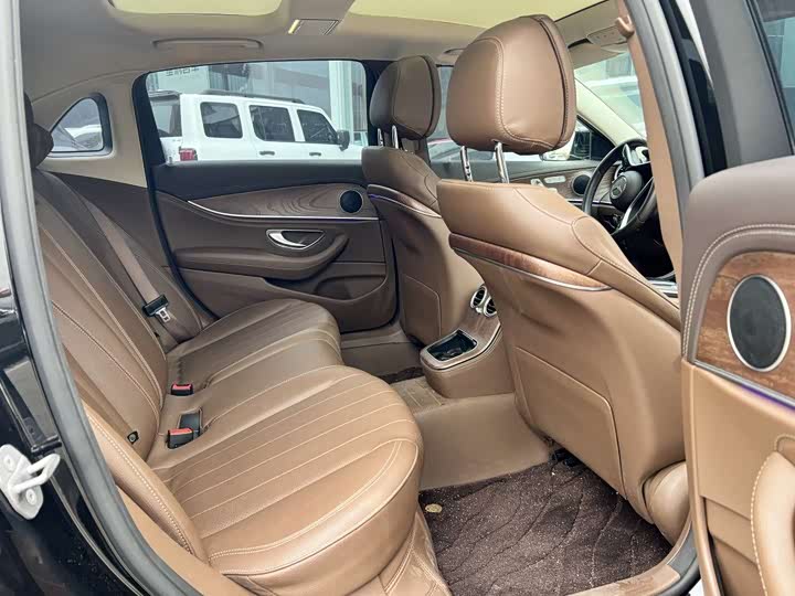 Фото 3 - Mercedes-Benz E-Class