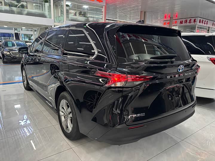 Фото 10 - Toyota Sienna