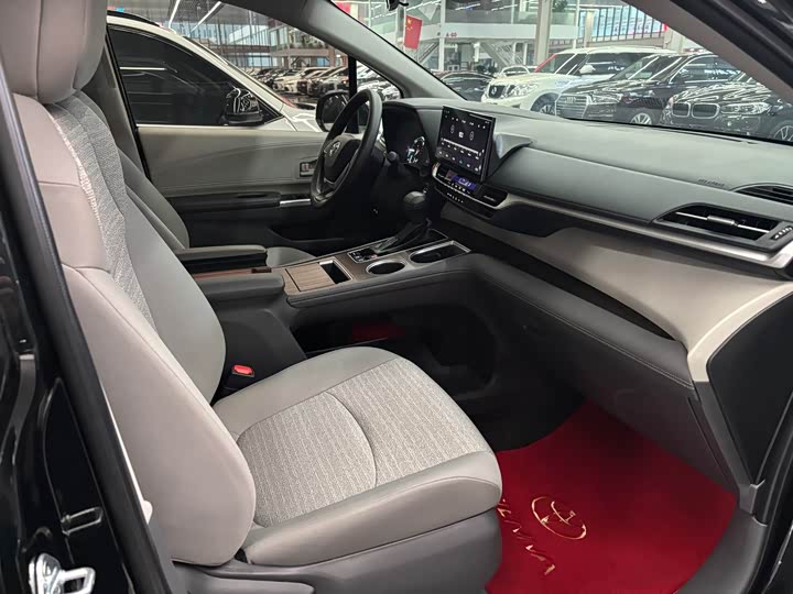 Фото 7 - Toyota Sienna