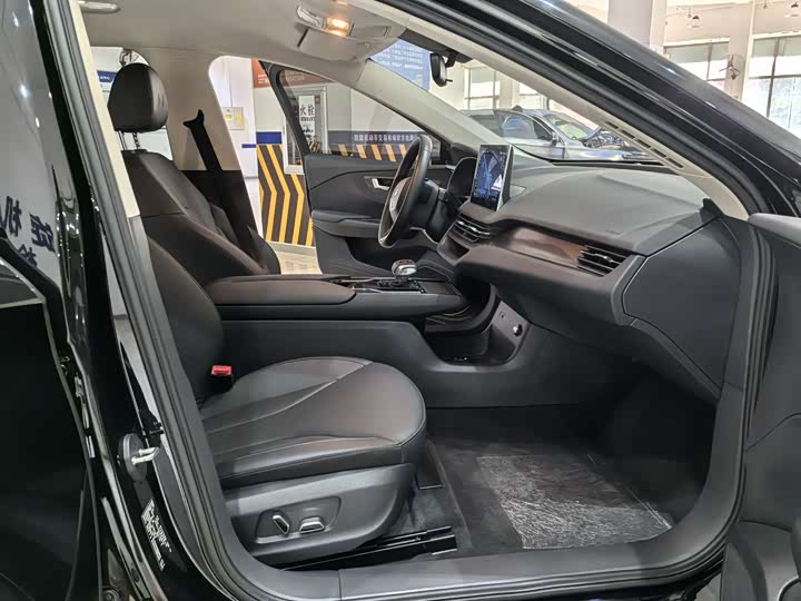 Фото 10 - Hongqi E-QM5