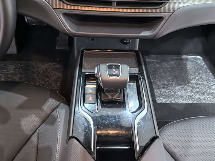 Фото 15 - Hongqi E-QM5