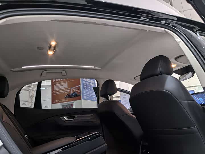 Фото 16 - Hongqi E-QM5