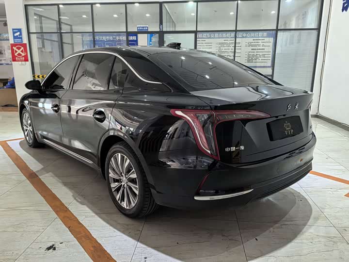 Фото 6 - Hongqi E-QM5