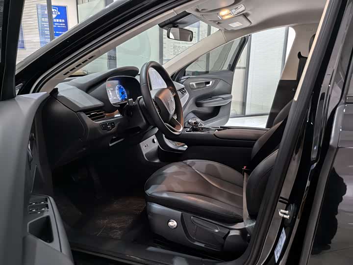 Фото 8 - Hongqi E-QM5