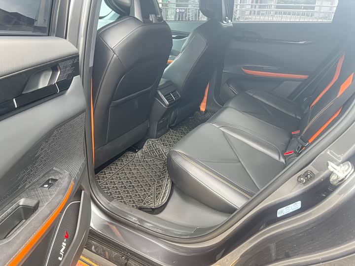 Фото 10 - Changan UNI-V