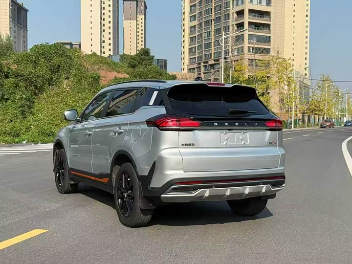 Фото 9 - Geely Atlas