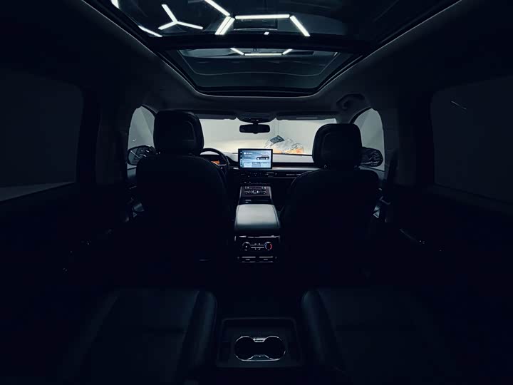 Фото 13 - Lincoln Aviator