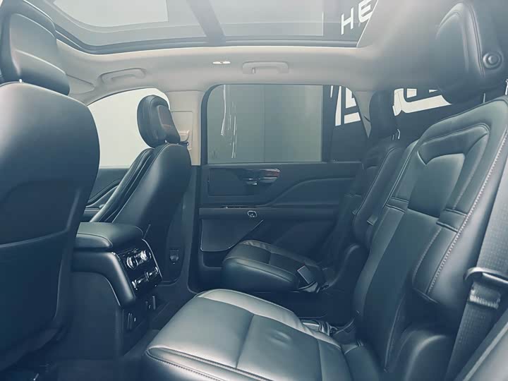 Фото 15 - Lincoln Aviator