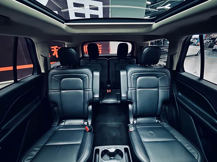 Фото 16 - Lincoln Aviator