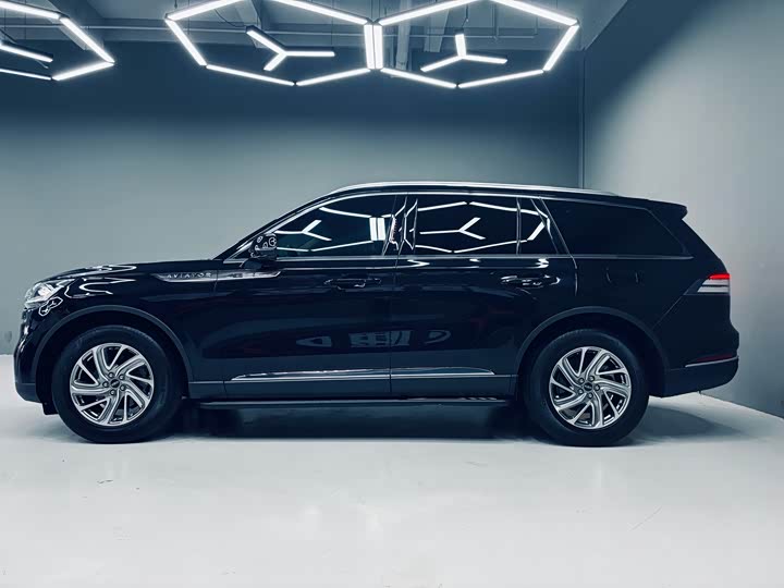 Фото 2 - Lincoln Aviator