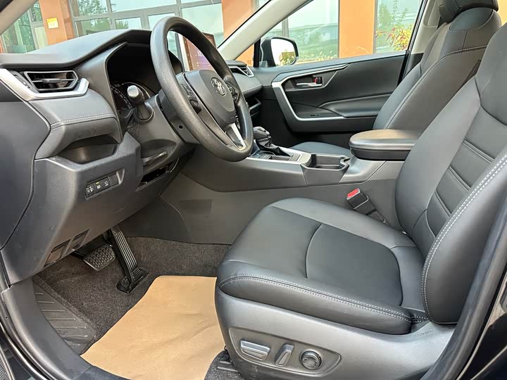 Фото 10 - Toyota RAV4