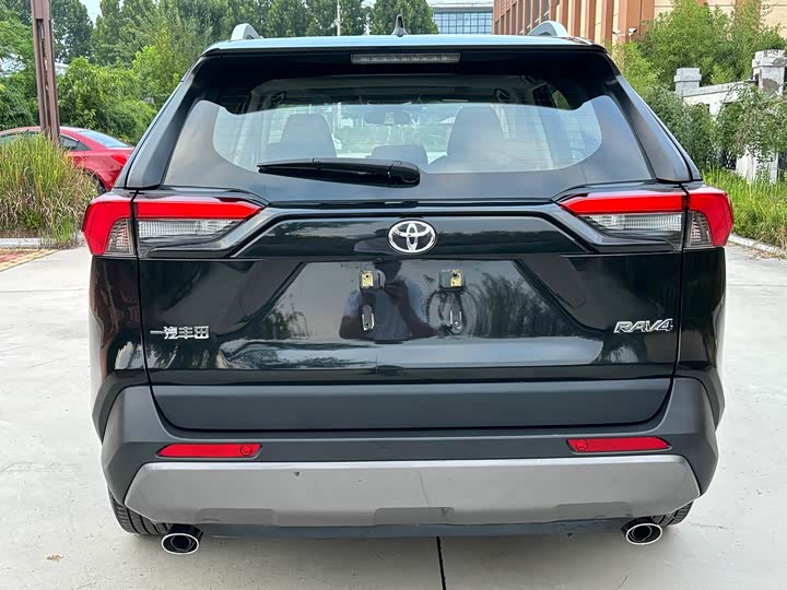 Фото 12 - Toyota RAV4