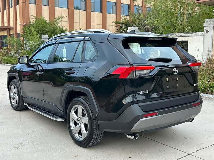 Фото 13 - Toyota RAV4