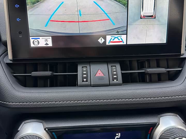 Фото 8 - Toyota RAV4