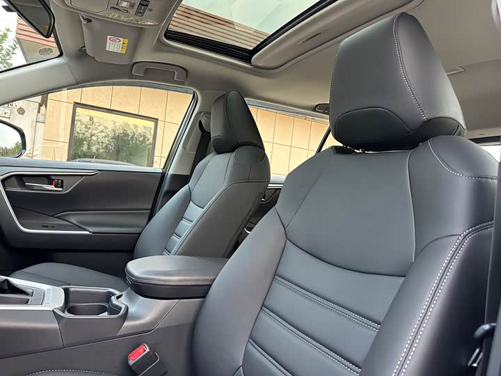 Фото 9 - Toyota RAV4