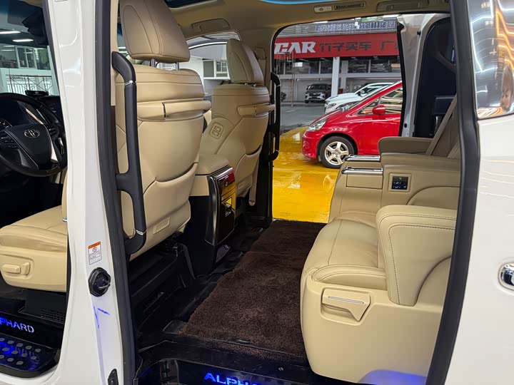 Фото 9 - Toyota Alphard
