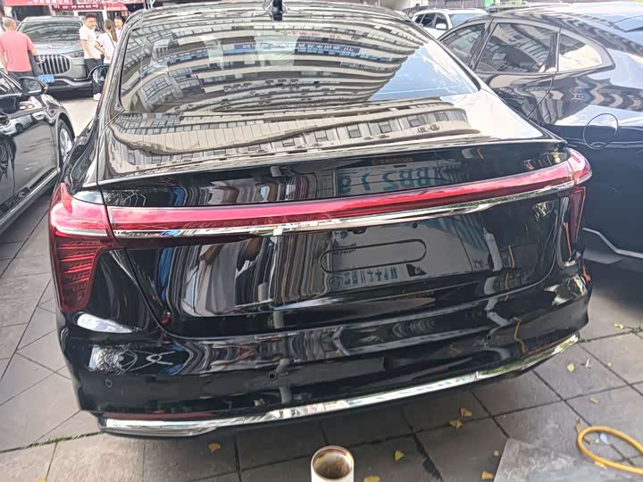 Фото 14 - Hongqi H5