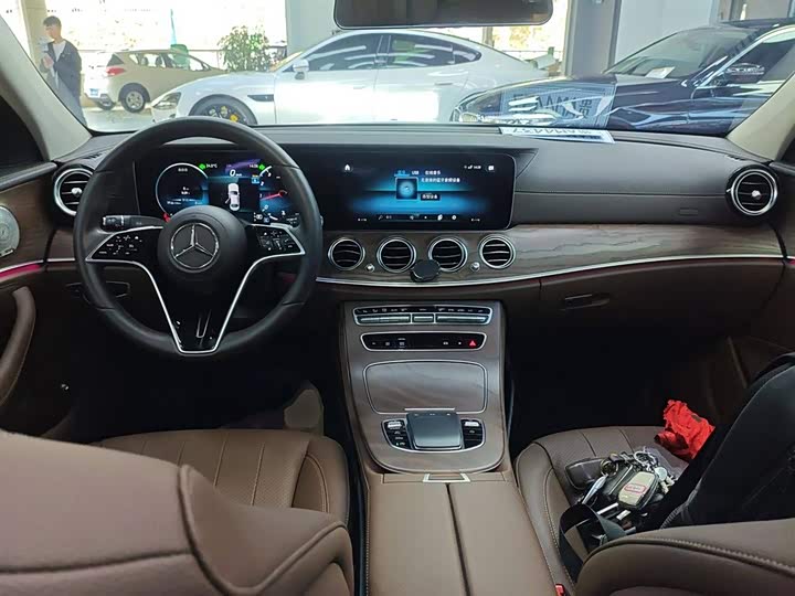 Фото 10 - Mercedes-Benz E-Class