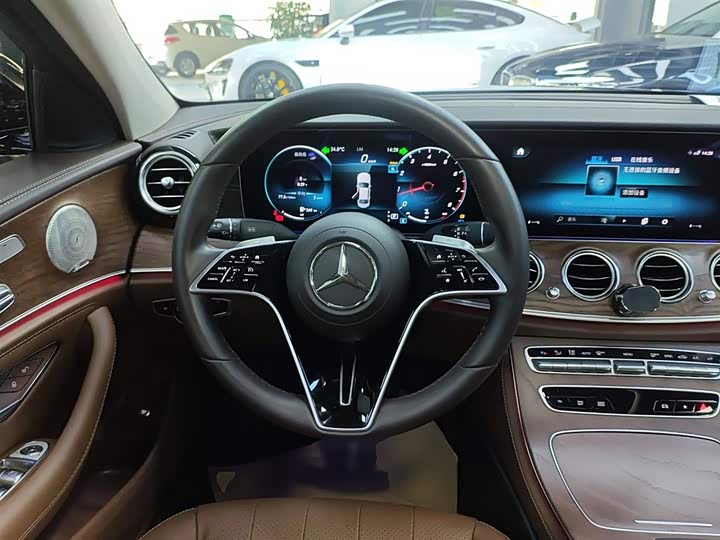 Фото 11 - Mercedes-Benz E-Class