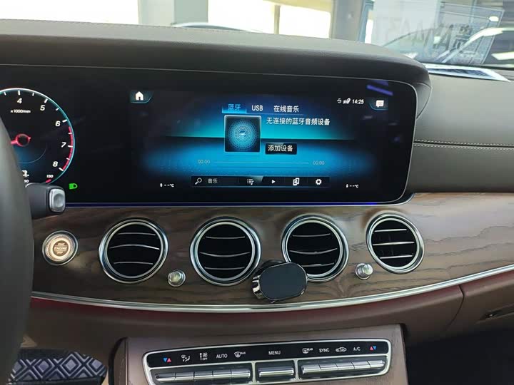 Фото 13 - Mercedes-Benz E-Class