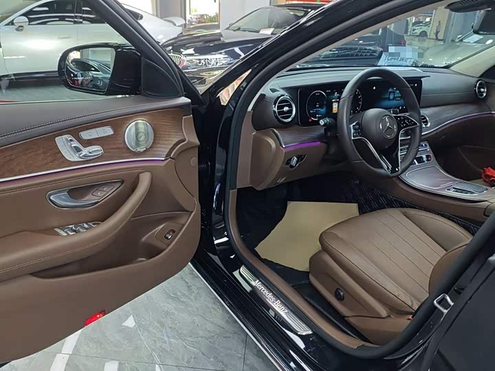 Фото 16 - Mercedes-Benz E-Class