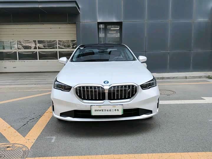 Фото 2 - BMW i5