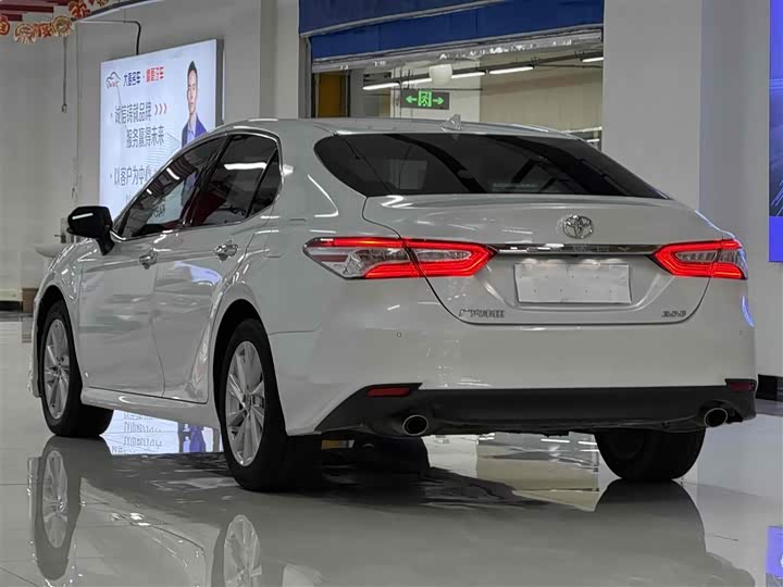 Фото 10 - Toyota Camry