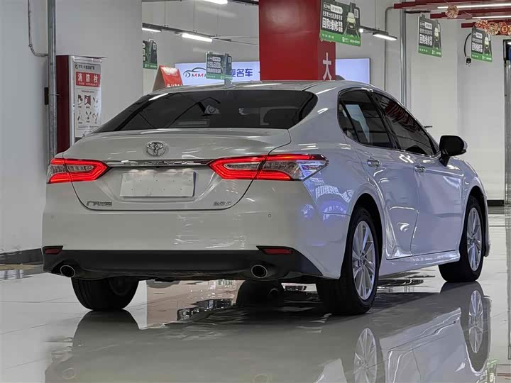 Фото 11 - Toyota Camry