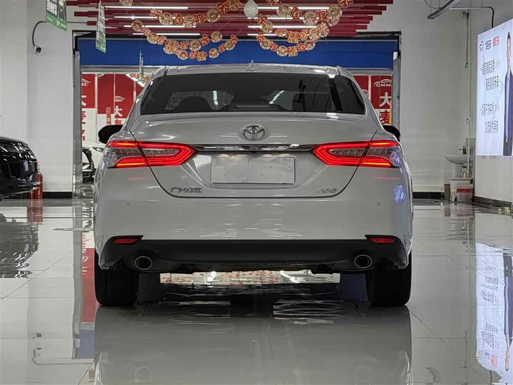 Фото 12 - Toyota Camry